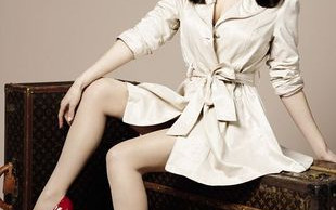 Kelly Brook – seksowna okularnica (FOTO)