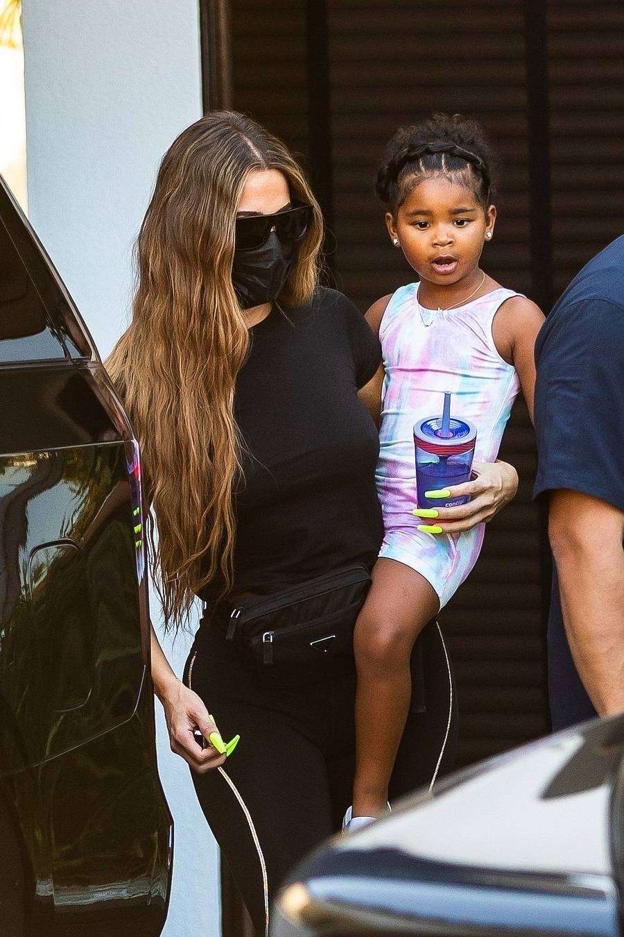 Khloe Kardashian zabrała True na zajęcia gimnastyczne. Uwagę zwracają dłonie celebrytki – nie ze względu na brak pierścionka (ZDJĘCIA)