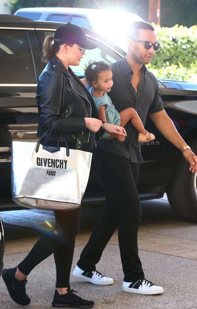 Gdzie się podział ciążowy brzuszek Chrissy Teigen?!