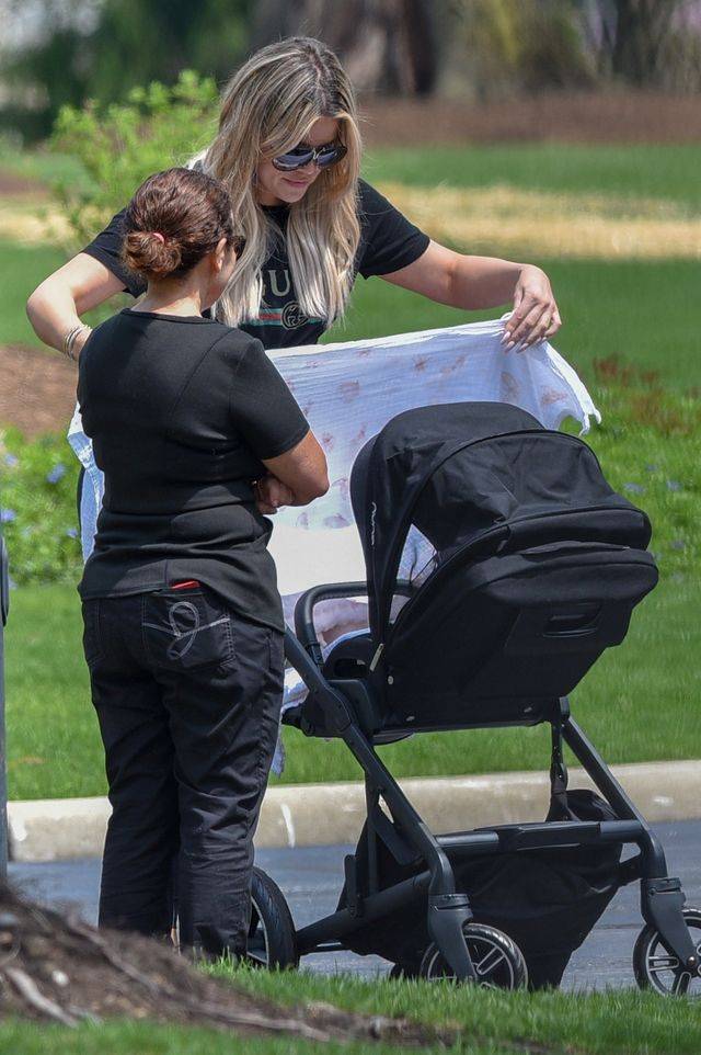 PIERWSZE zdjęcia Khloe Kardashian na spacerze z córką