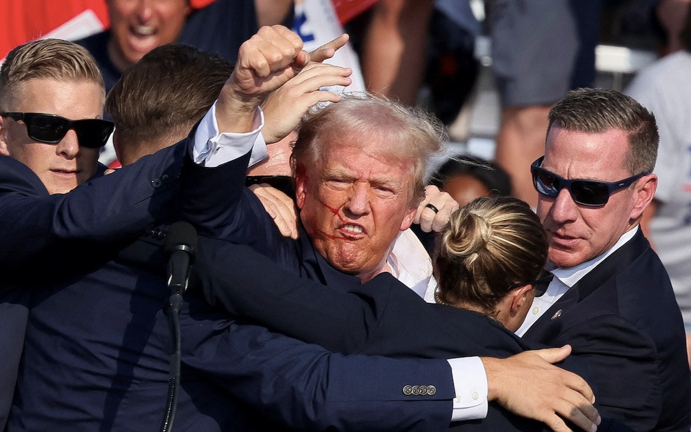 Zamach na Donalda Trumpa. Zobacz moment, w którym został postrzelony [drastyczne wideo]