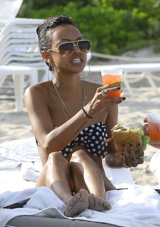 Piękna Karrueche Tran na plaży w Miami