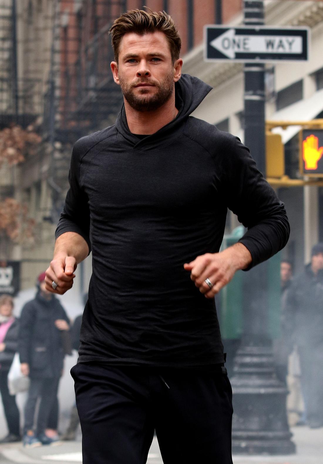 Chris Hemsworth biega po ulicach Nowego Jorku.