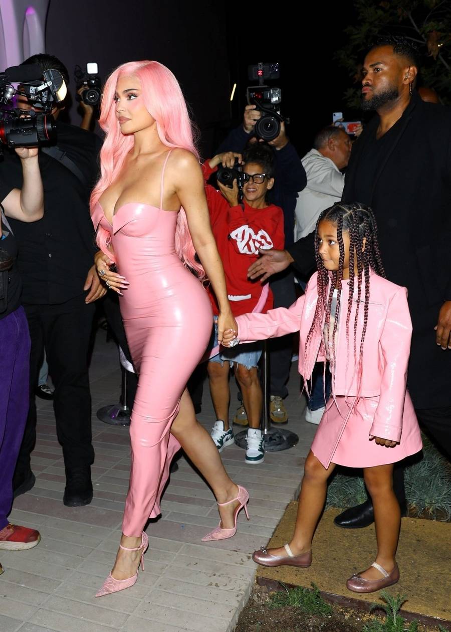 Famila Kardashianek podbija kosmetyczny event Kylie! Była też Hailey i córki Diddy’ego (FOTO)