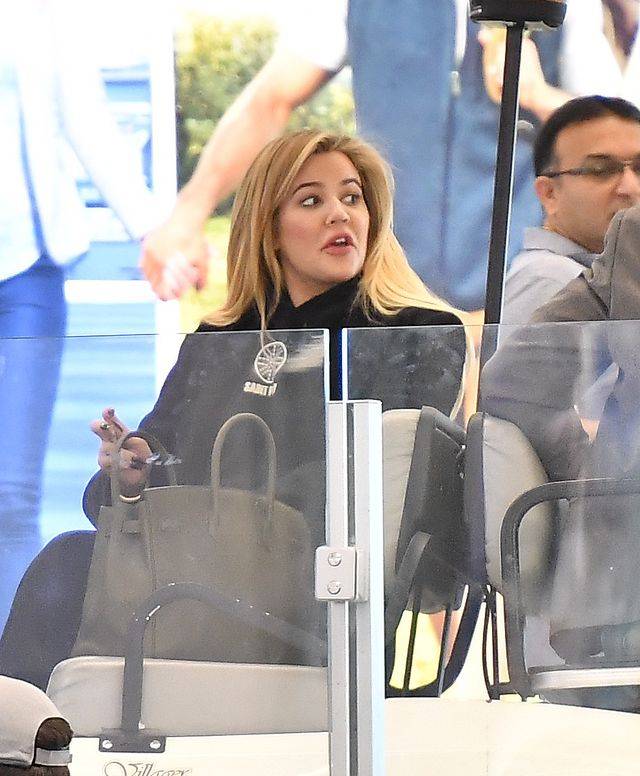 Khloe Kardashian ubiera choinkę – w jakim stylu będzie w tym roku?