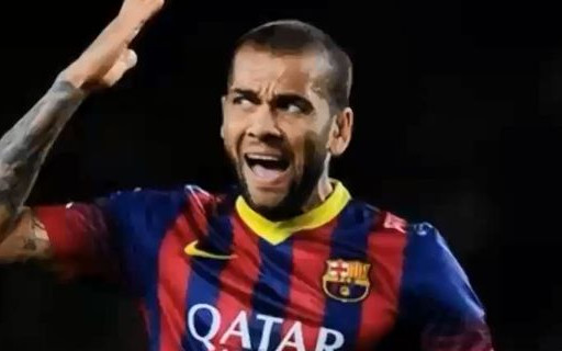 Dani Alves zjadł banana, którym rzucono w niego z trybun!