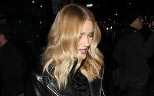 Za ten strój w Polsce zostałaby skrytykowana! (FOTO)