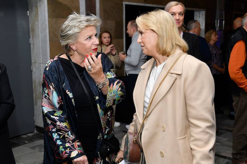 Premiera spektaklu “Władca much”. Jan Englert i Janusz Chabior ze swoimi pięknymi żonami