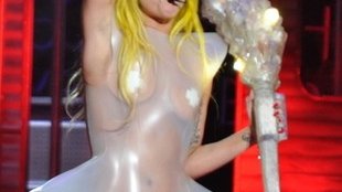 Lady Gaga upada – to musiało boleć! (VIDEO)