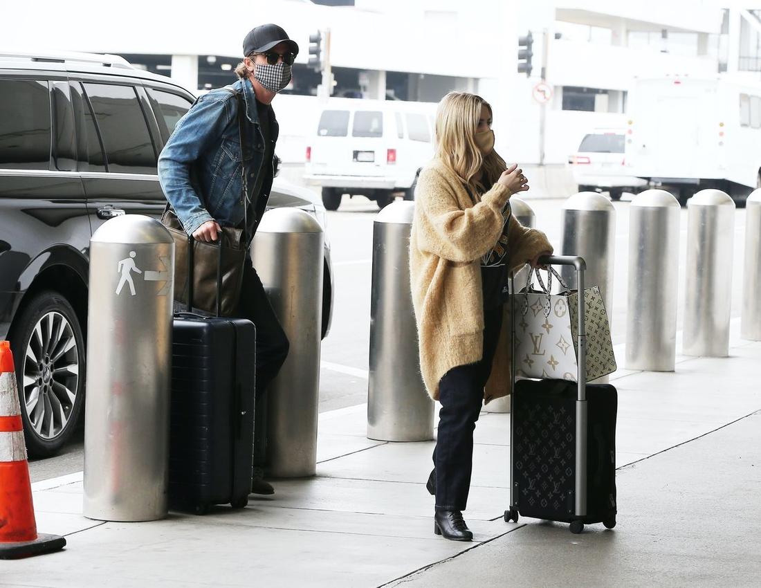 Emma Roberts i Garrett Hedlund na lotnisku