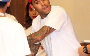 Dziewczyna Browna odstawiła taniec godowy na jego kroczu