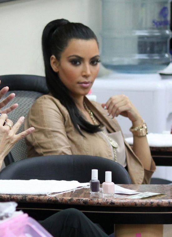 Twarz Kim Kardashian pęka od wypełniaczy