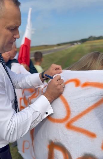 Karol Nawrcki zatrzymał samochód w drodze na Dożynki Prezydenckie, fot. X.com