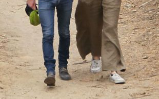 Anne Hathaway zostawiła psią kupę na samochodzie paparazzo