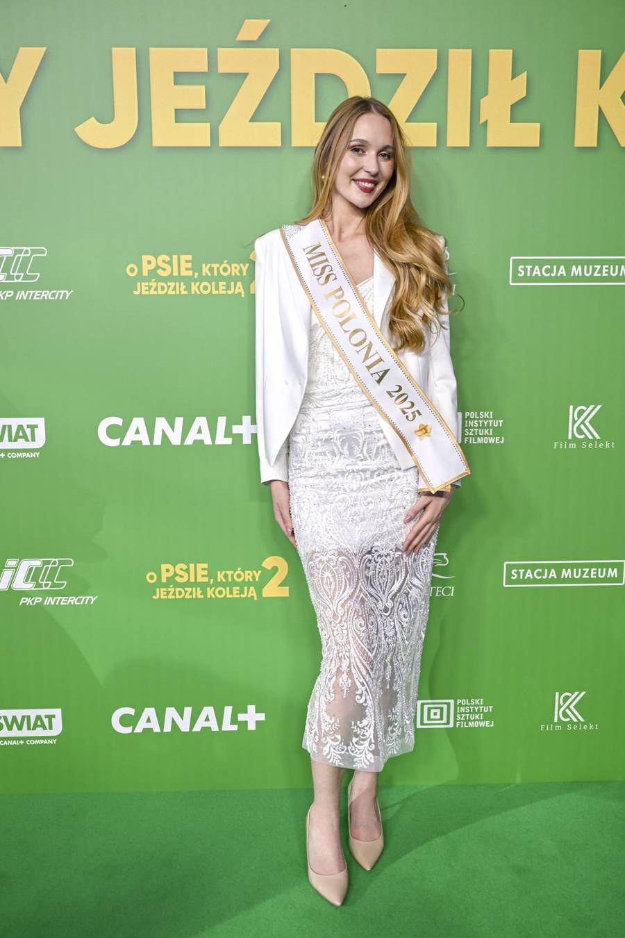 Gwiazdy na premierze filmu “O psie, który jeździł koleją 2”! Skromna Izabela Janachowska, Mateusz Banasiuk z siostrą (FOTO)