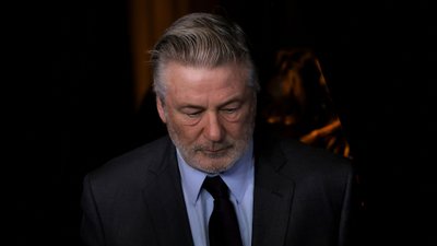 Alec Baldwin zastrzelił operatorkę na planie filmowym. Teraz usłyszał zarzuty!