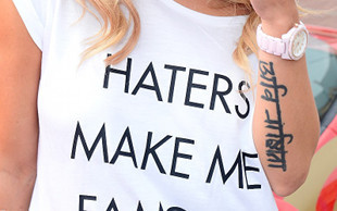 Dziennikarz wkładał Dodzie obiektyw pod spódnicę?