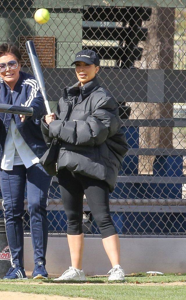 Siostry Kardashian z mamą grają w baseball