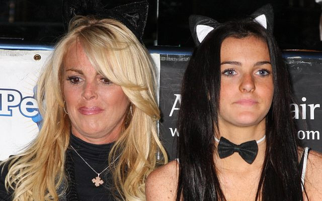 Stara kocica i młoda kotka (FOTO)