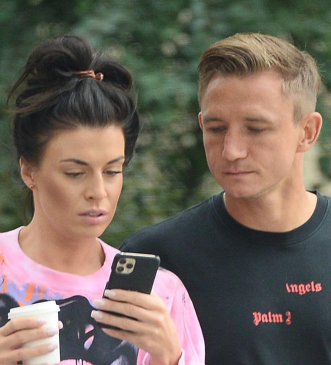 Jakub Rzeźniczak zagląda w telefon Magdy Stępień