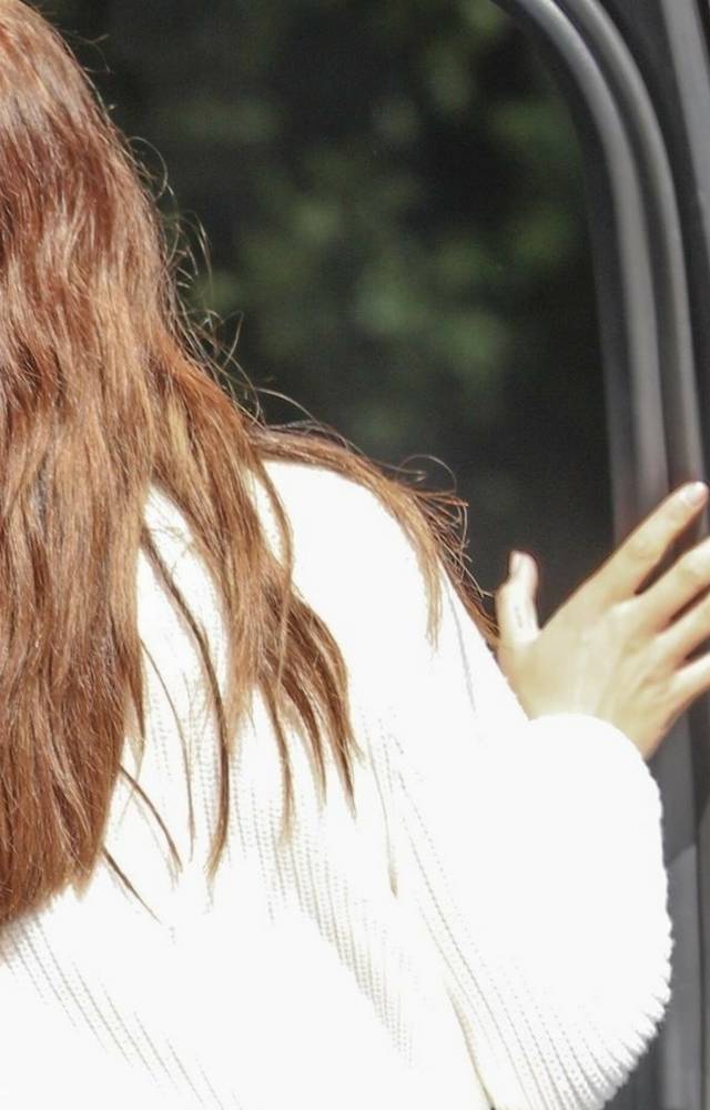 Ta gwiazda wypina się PUPĄ do paparazzi! Ma za krótkie SZORTY