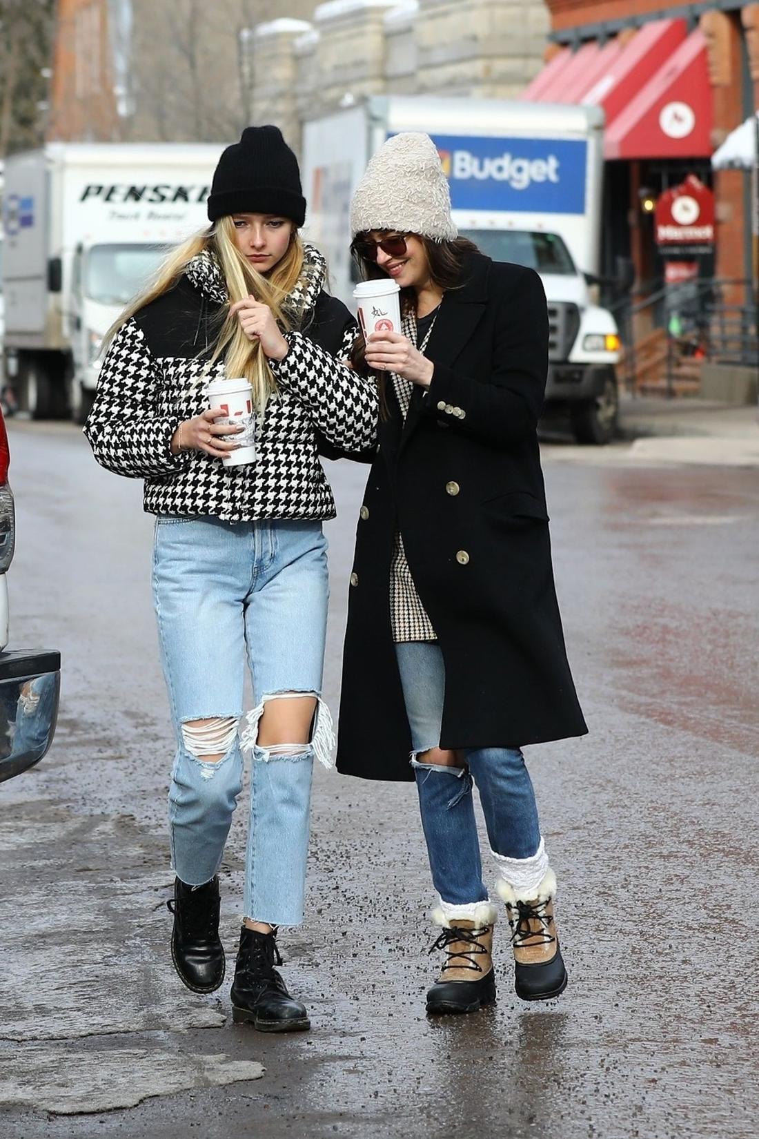 Uśmiechnięta Dakota Johnson na spacerze w alpach z córką Chrisa Milesa. 