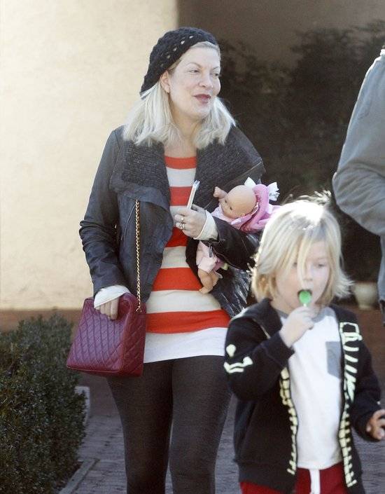 Tori Spelling z dziećmi u dentysty