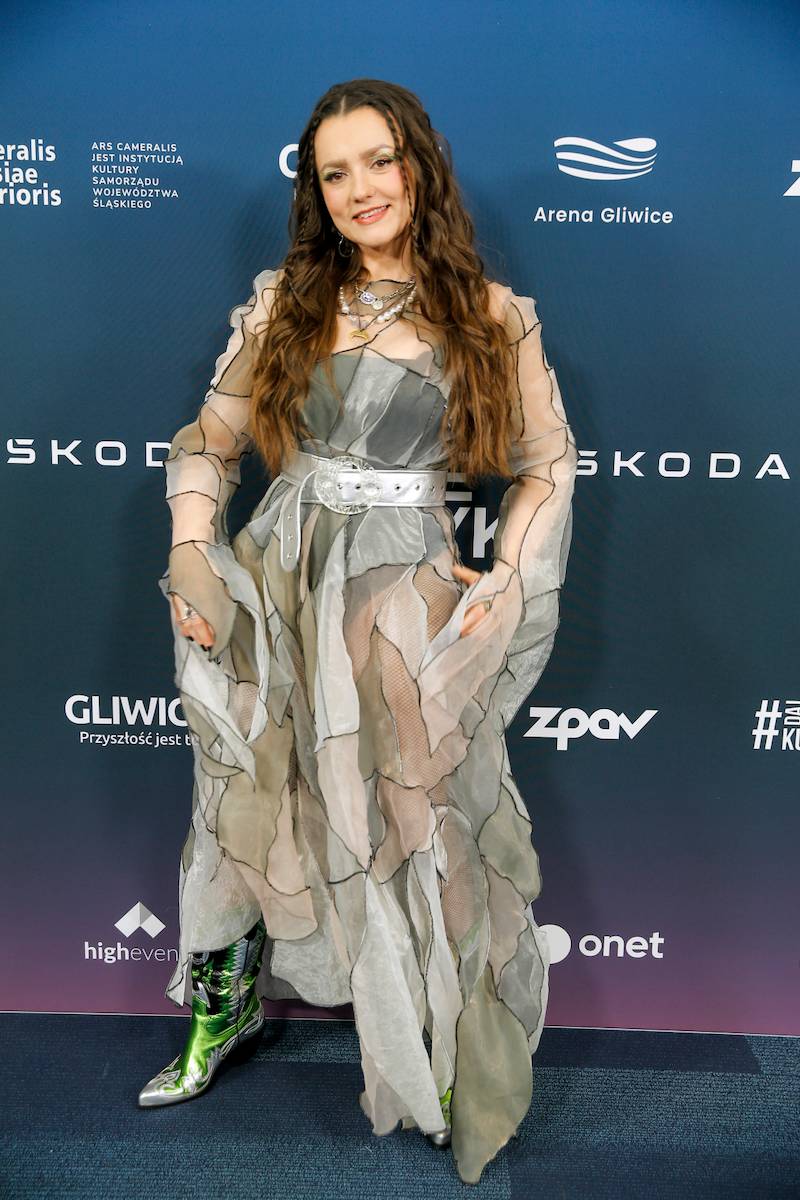 FRYDERYKI 2023. Doda w sukience w klamry, Julia Wieniawa z wycięciami, Sara James w czerwonych włosach