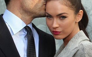 Megan Fox u boku męża (FOTO)