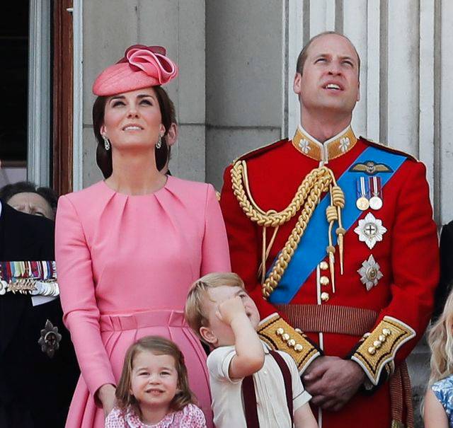 91. urodziny królowej Elżbiety i jej prawnuki na balkonie