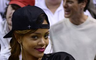 Rihanna pokazuje przekłutego sutka (FOTO)