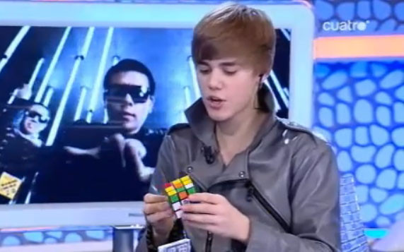 Jak Justin Bieber ułożył kostkę Rubika (VIDEO)