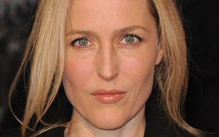 Gillian Anderson nie zdążyła odwiedzić fryzjera? (FOTO)