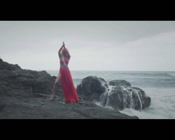 Doda w teledysku Nie pytaj mnie