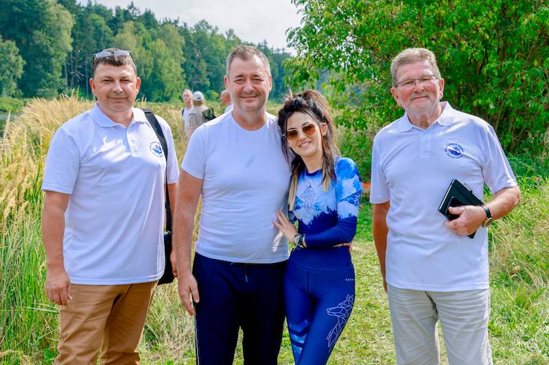 Festiwal wędkarski gwiazd. Jacek Rozenek z ukochaną, dawno niewidziany ksiądz z Plebanii