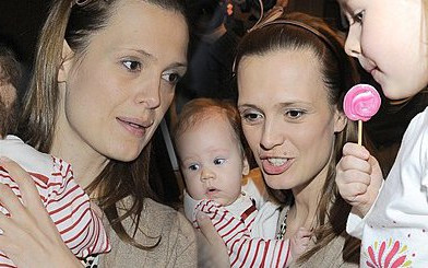 Paulina Chylewska z córeczkami na imprezie (FOTO)