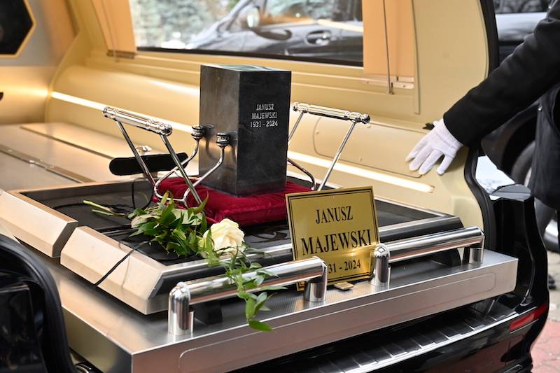 Pogrzeb Janusza Majewskiego. Przyjaciele żegnają: Marek Kondrat, Sonia i Maja Bohosiewicz, Paweł Deląg…