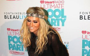 Biżuteria Ke$hy w kształcie penisów już się wyprzedała