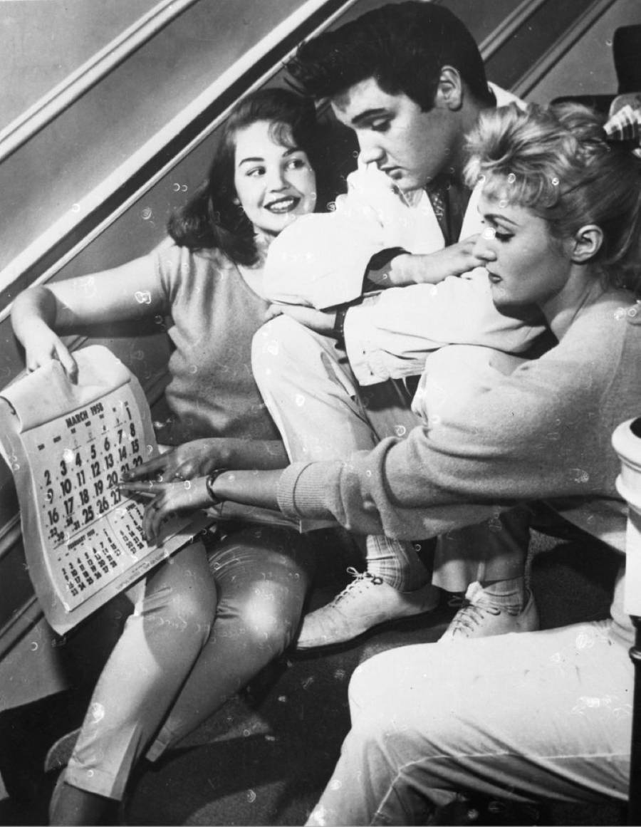 Znaleziono go martwego, a sekcja zwłok do dziś jest zatajona. Co stoi za tajemniczą śmiercią Elvisa Presleya?