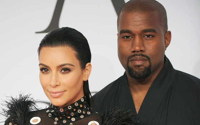 Gdy Kanye zaczął występować, pokazano mu flagę z seks-taśmą