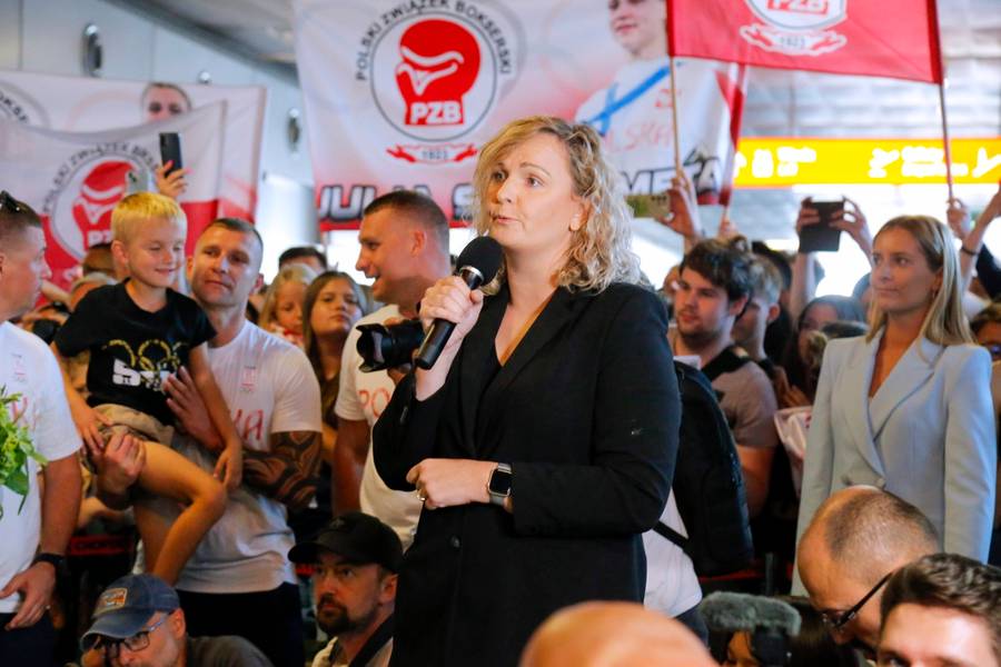 Olimpijczycy wrócili z Paryża. Tłumy kibiców witają ich na lotnisku w Warszawie! (ZDJĘCIA)