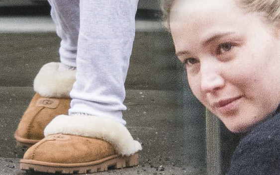 Jennifer Lawrence w piżamie i BEZ MAKIJAŻU wygląda jak gwiazda? (ZDJĘCIA)