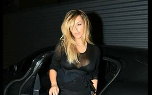 Biust Kim Kardashian wraca na salony (VIDEO)