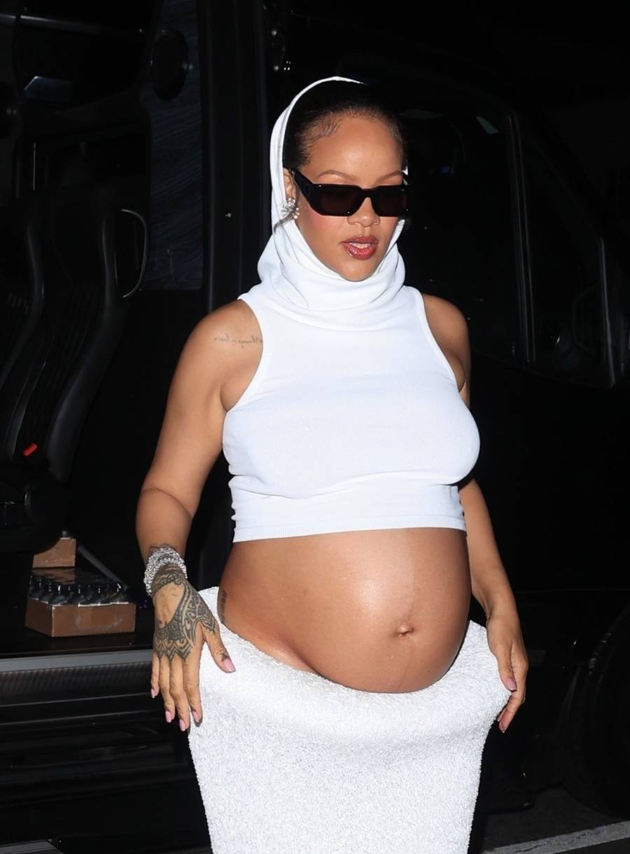 Ciężarna Rihanna paradowała z odsłoniętym brzuszkiem! Poród tuż tuż, a ona wygląda jak z wybiegu (FOTO)