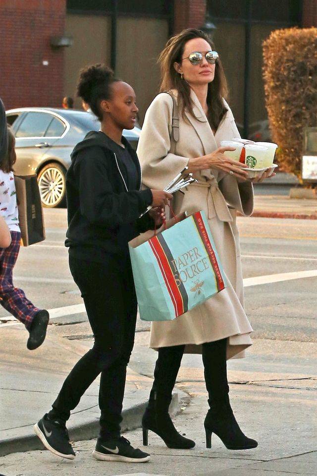 Angelina Jolie kryje szczupłą sylwetkę pod płaszczem