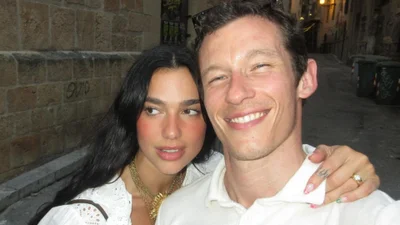 Dua Lipa i Callum Turner wzięli ślub. Bajkowy kadr trafił do sieci