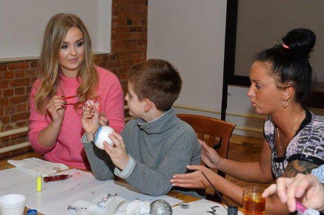 Gwiazdy malują z dziećmi bombki