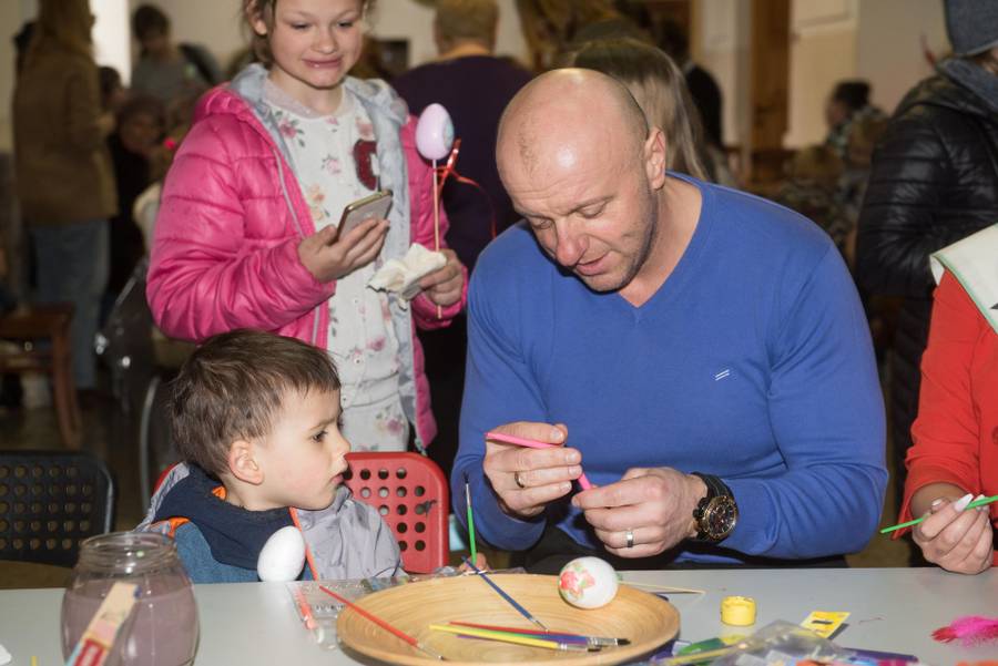 Paula Tumala, Kasia Vu Manh, Kamila Porczyk i inne gwiazdy malują z dziećmi pisanki