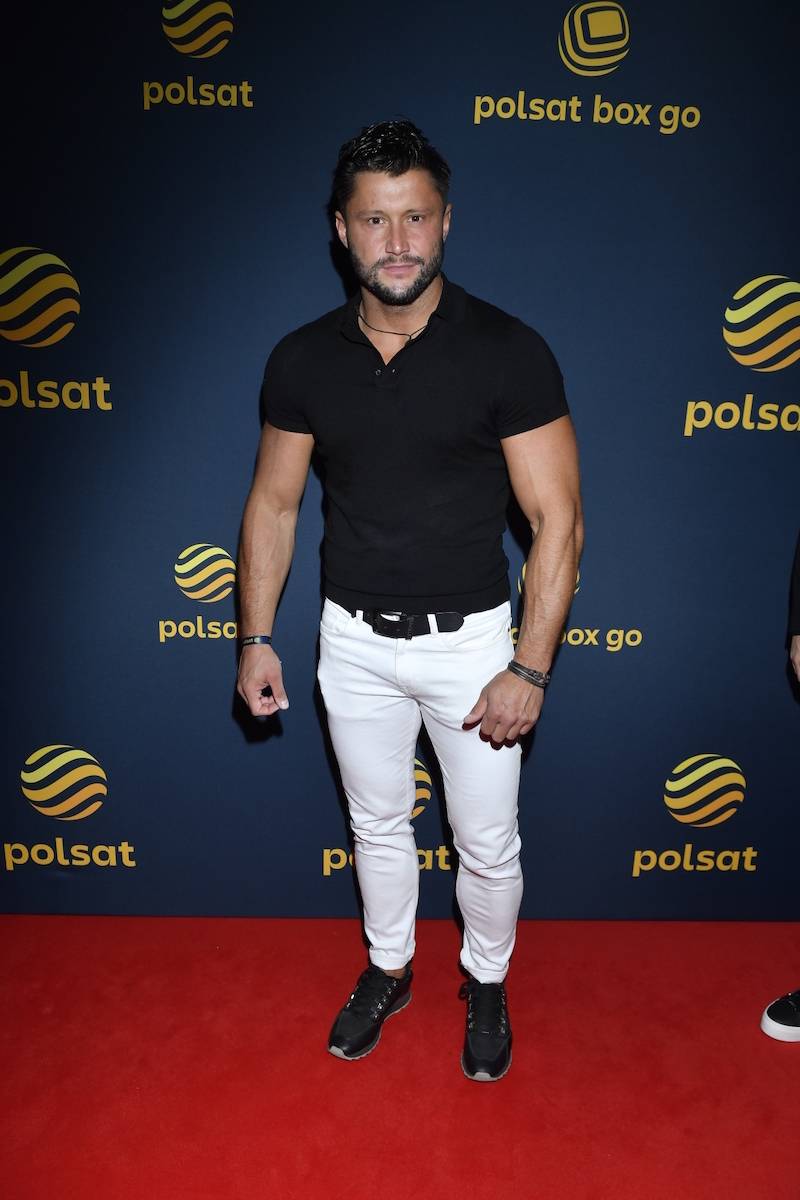 Ciąg dalszy zdjeć z ramówki Polsatu. Mroczna Maja Sablewska, Karolina Pisarek odsłania umięśniony brzuch…