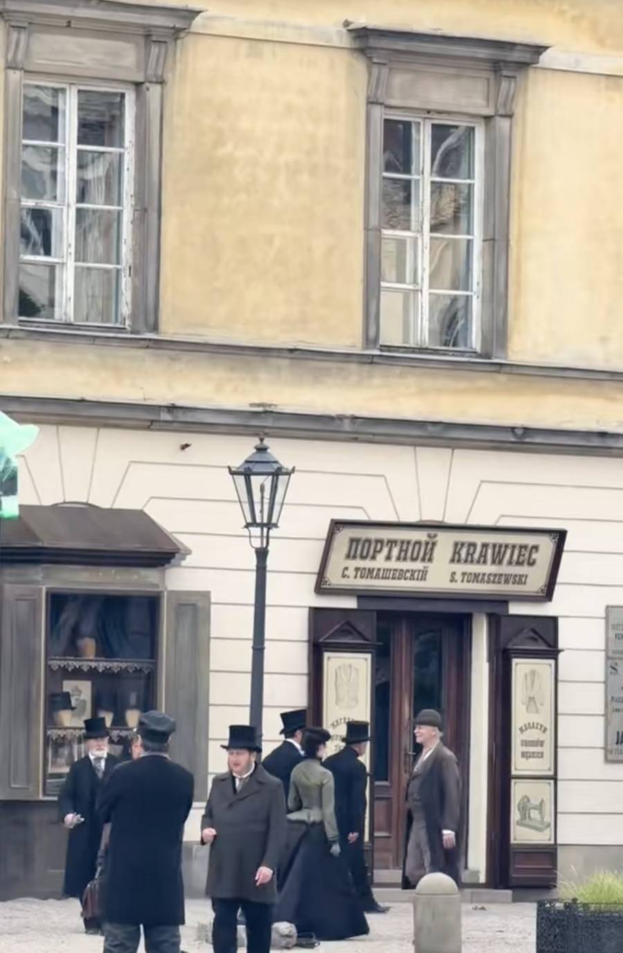 Plan “Lalki” Netflixa pobija serca przechodniów Warszawy! Piękne kostiumy, powozy i odmienione ulice (FOTO)